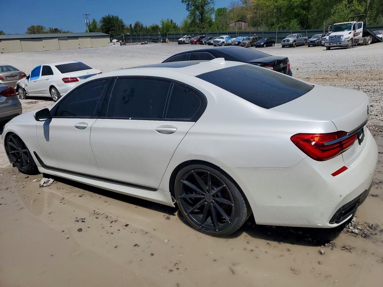 2017 BMW 7 series VIN WBA7F0C38HGM21676 photo 2