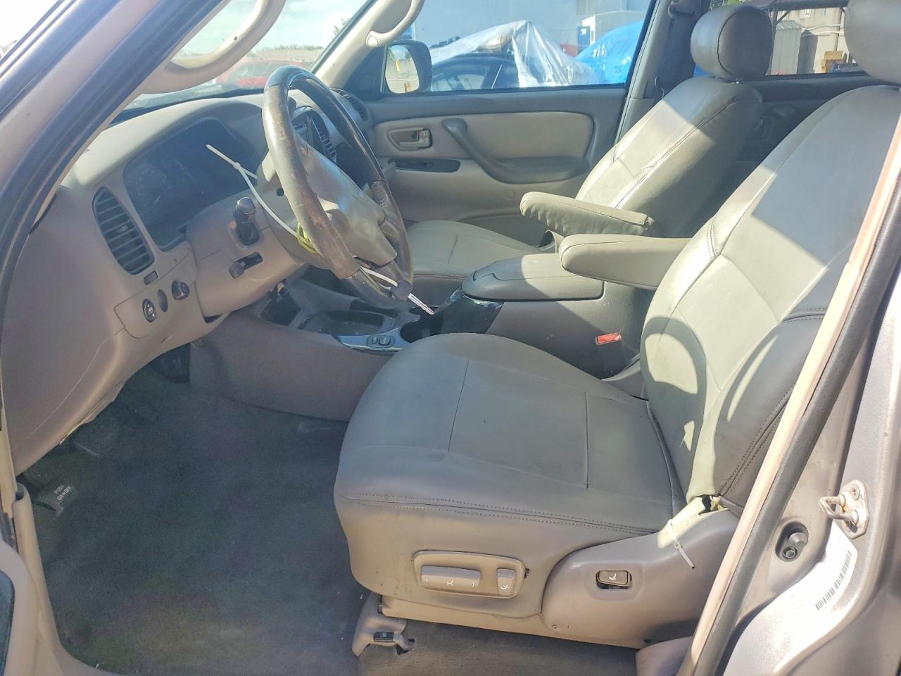 2002 Toyota Sequoia VIN 5TDZT34A52S061556 photo 7