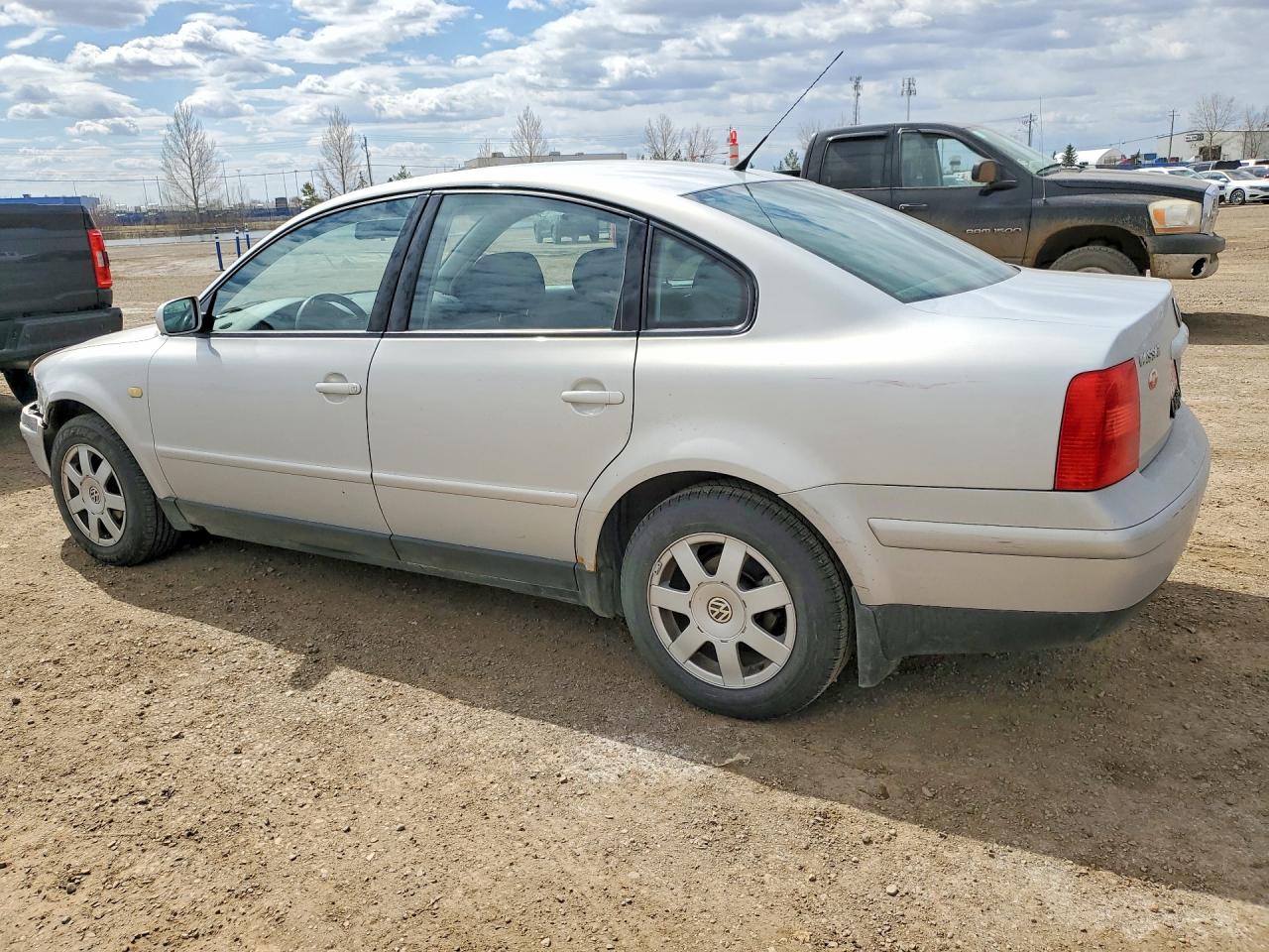 1999 Volkswagen Passat VIN WVWAD63B5XE321862 photo 2