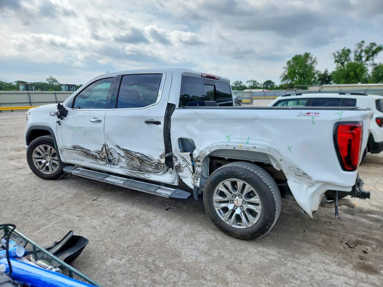 2022 GMC SIERRA VIN 1GTUUDET4NZ551132 photo 2