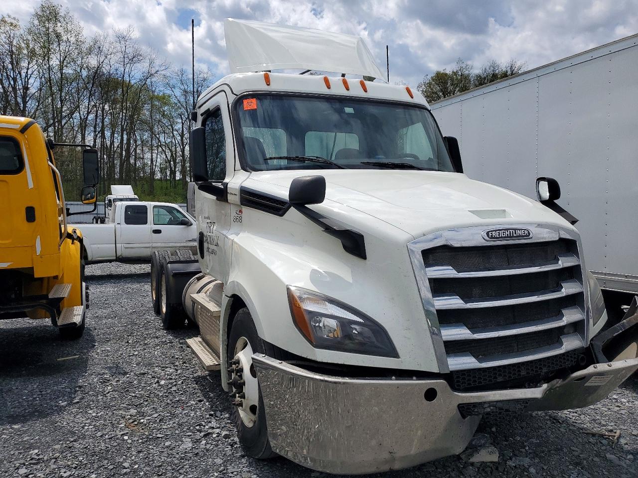 2019 FREIGHTLINER All other VIN 1FUJHLDR0KLKW4675 photo 1