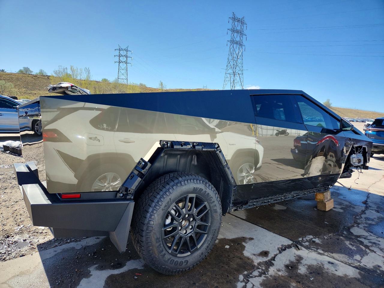2025 Tesla Cybertruck VIN 7G2CEHED2SA070803 photo 3