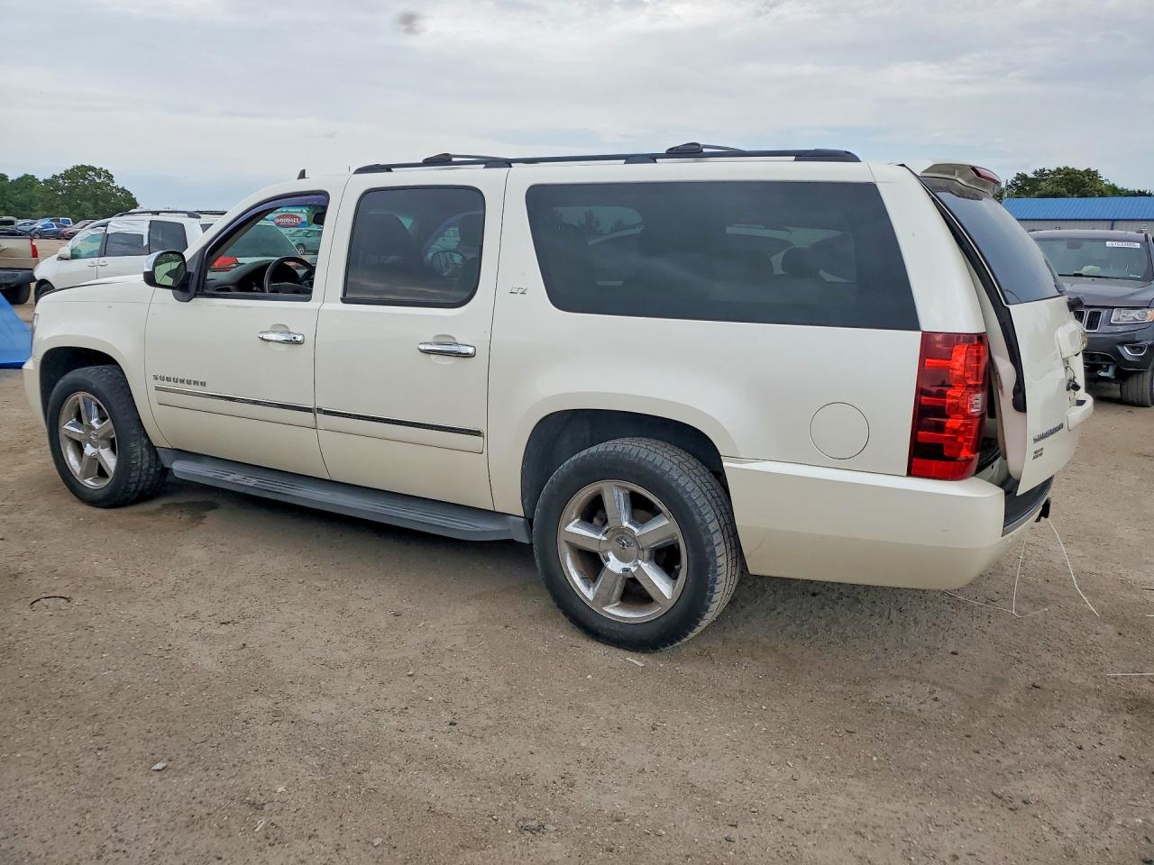 2011 CHEVROLET Suburban VIN 1GNSCKE02BR128279 photo 2