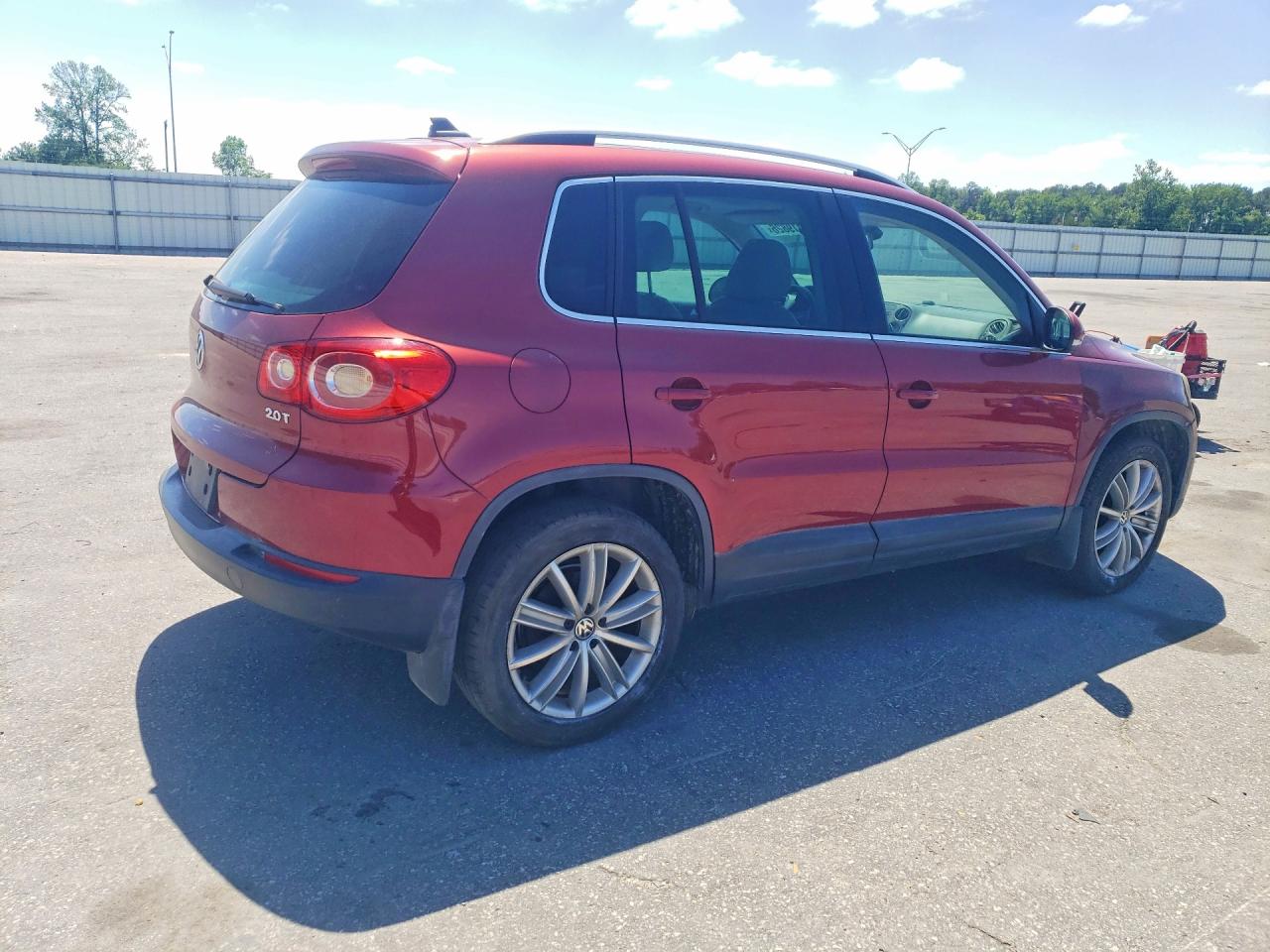 2011 Volkswagen Tiguan VIN WVGAV7AX2BW000832 photo 3