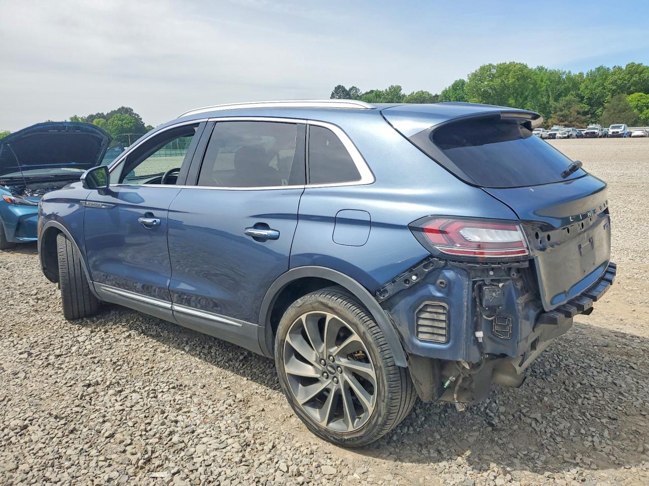 2019 Lincoln Nautilus VIN 2LMPJ6LP8KBL45642 photo 2