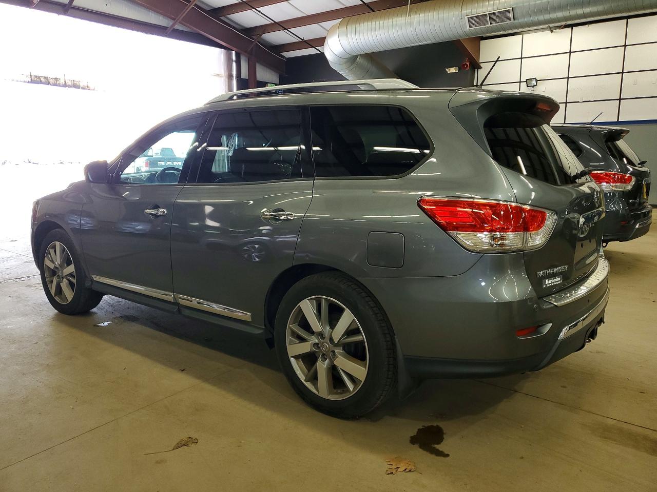 2016 NISS Pathfinder VIN 5N1AR2MM3GC612071 photo 2
