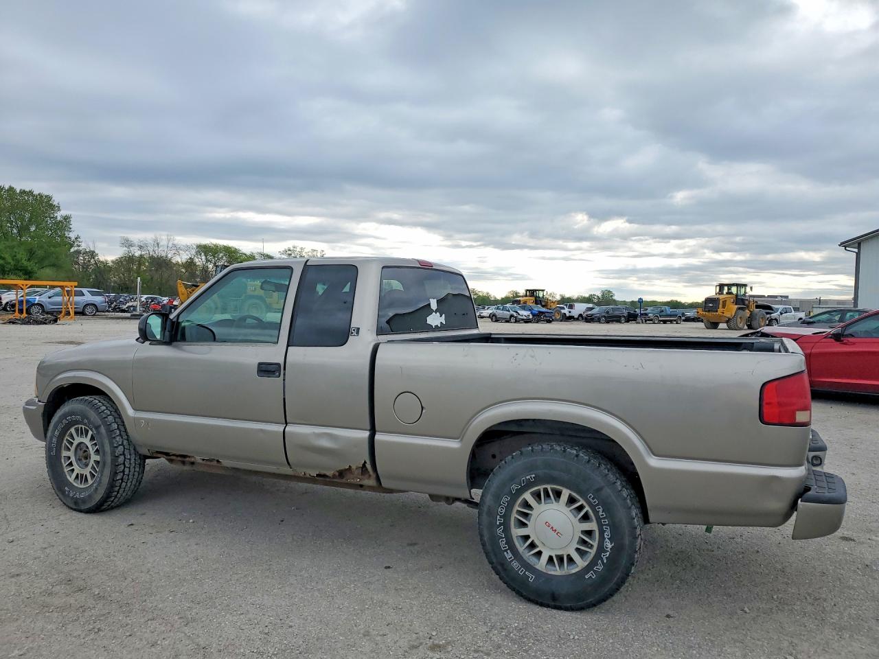 2001 GMC Sonoma VIN 1GTDT19W31K181445 photo 2