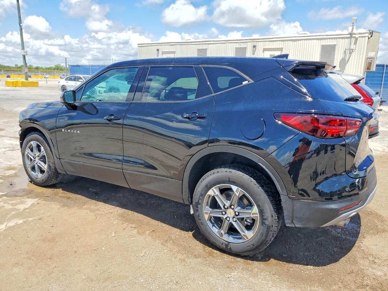 2026 Chevrolet Blazer VIN 3GNKBCR4XTS140068 photo 2