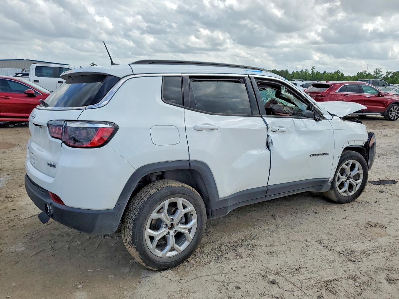 2024 Jeep Compass VIN 3C4NJDBN5RT119438 photo 3