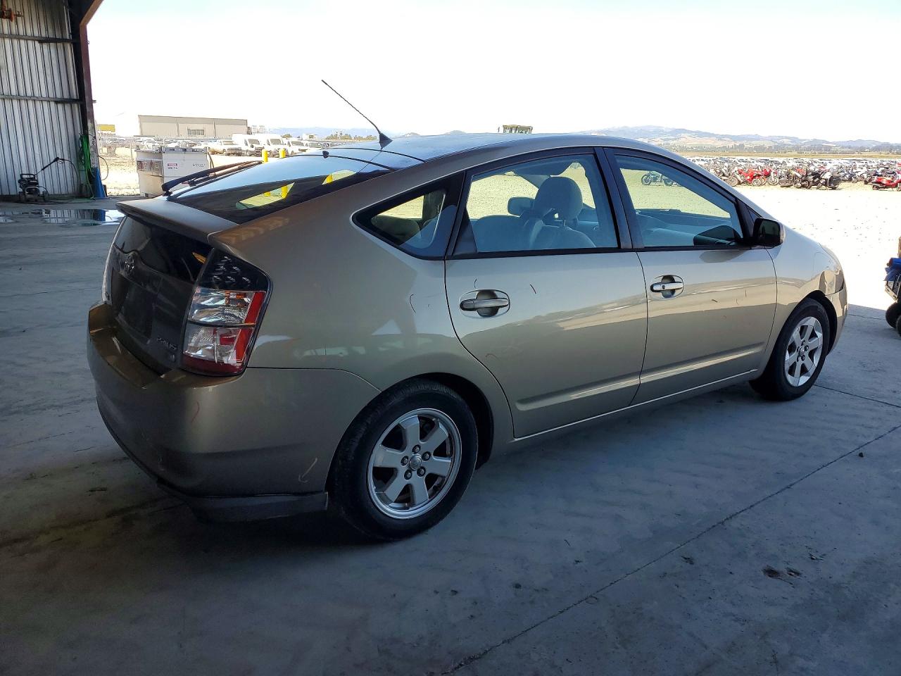 2005 Toyota Prius base VIN JTDKB20U853050720 photo 3