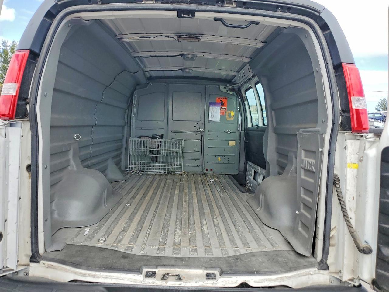2012 GMC Savana VIN 1GTW7FCA8C1190352 photo 10