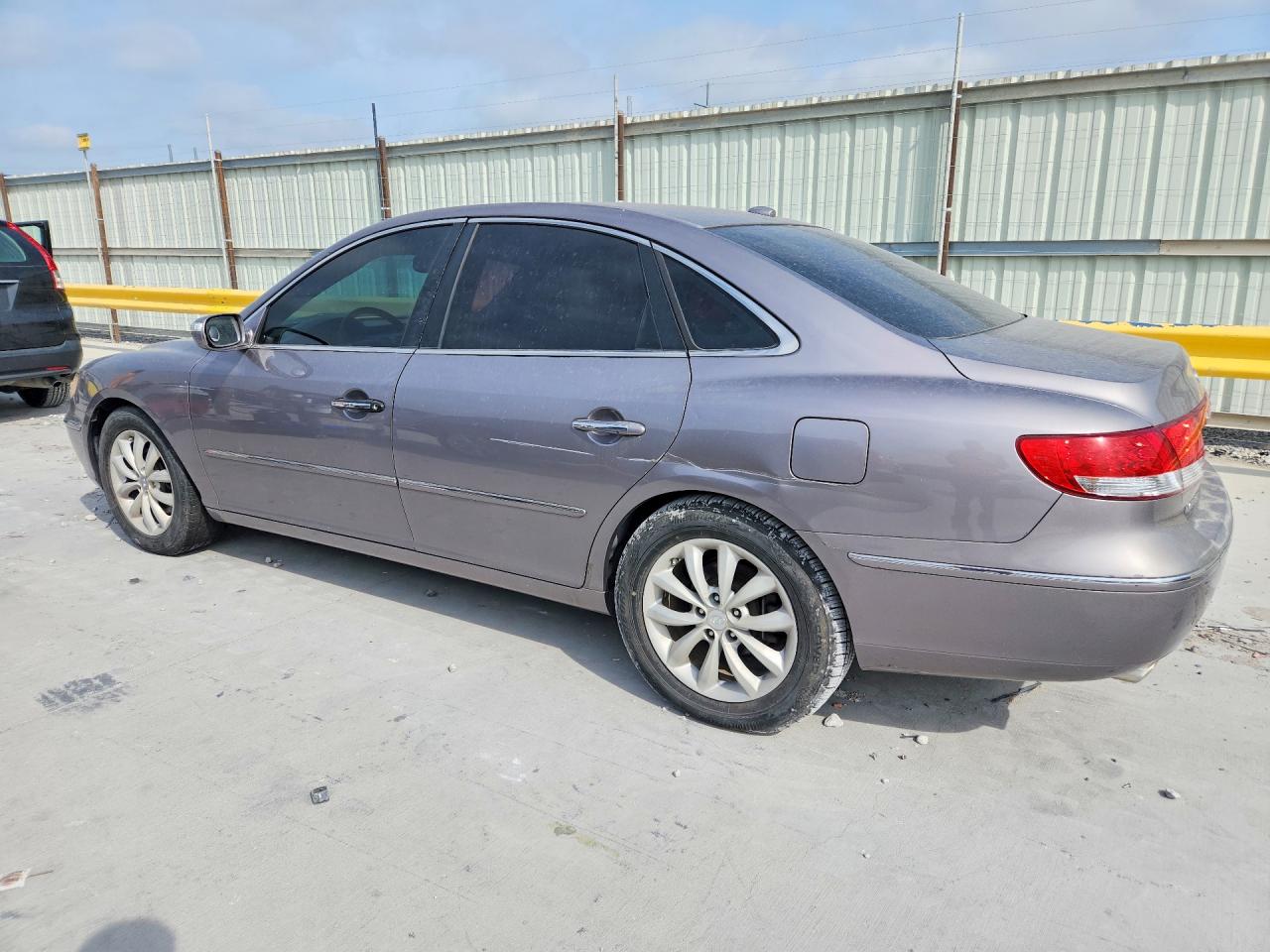 2008 HYUNDAI Azera VIN KMHFC46F88A254416 photo 2