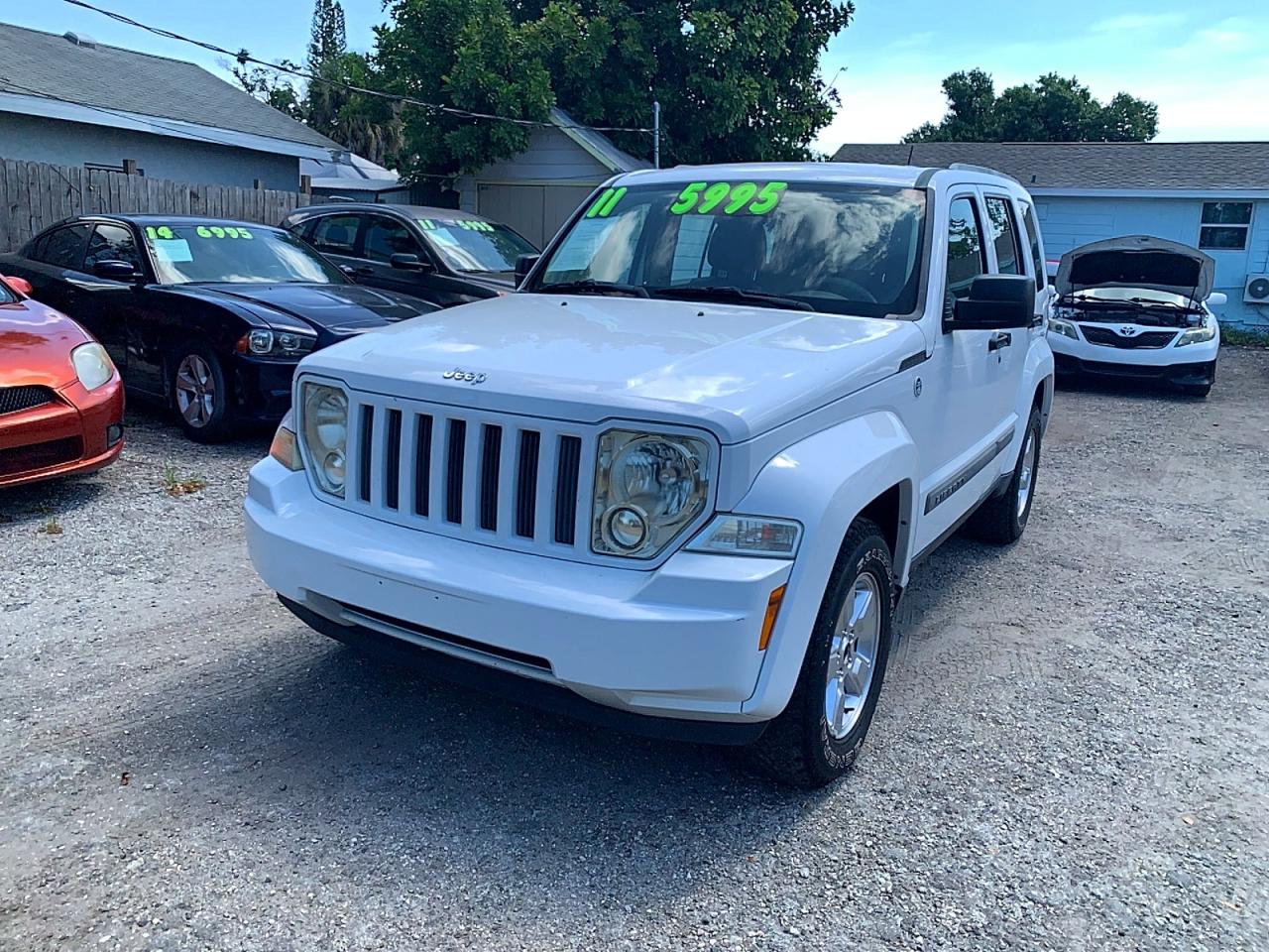 2011 Jeep Liberty VIN 1J4PN2GK2BW592689 photo 2