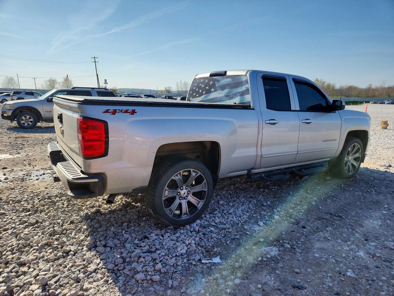 2019 Chevrolet Silverado VIN 2GCVKPEC7K1237930 photo 3