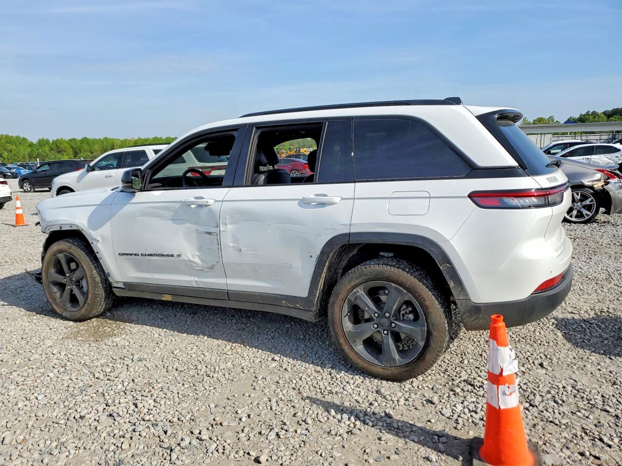 2025 Jeep Cherokee VIN 1C4RJGBG8SC287371 photo 2
