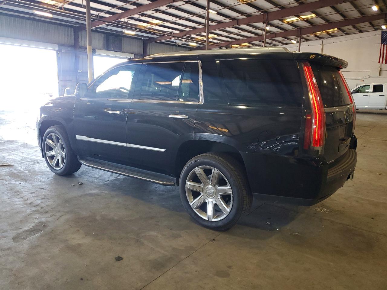 2018 Cadillac Escalade VIN 1GYS4BKJ7JR395770 photo 2