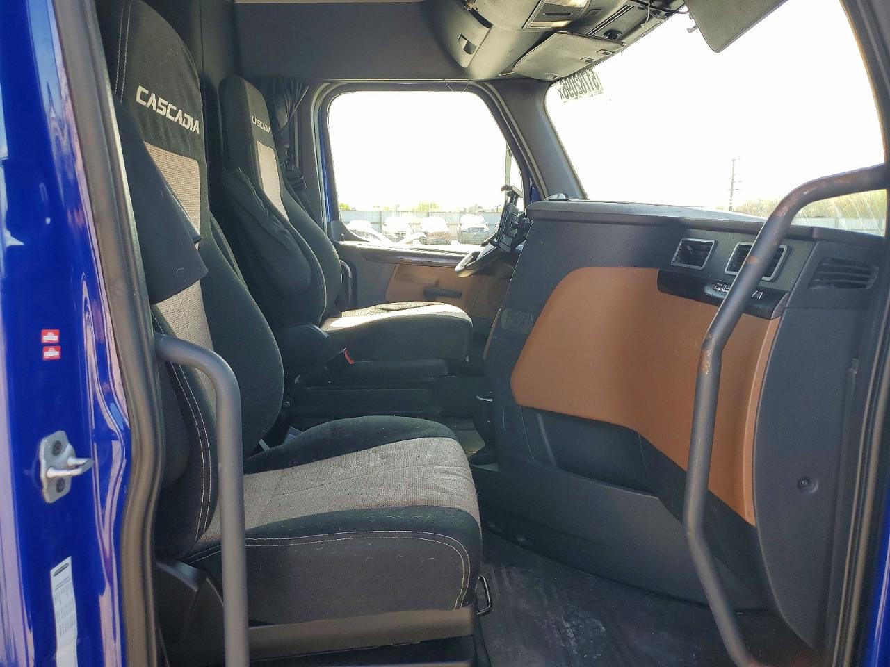 2018 FREIGHTLINER All other VIN 3AKJHHDR0JSJW5385 photo 6