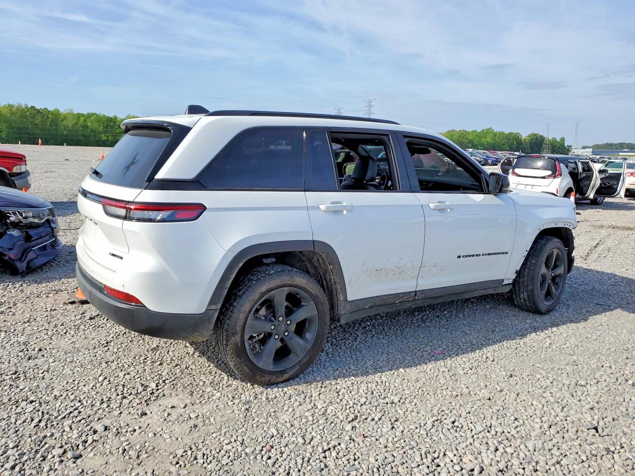 2025 Jeep Cherokee VIN 1C4RJGBG8SC287371 photo 3