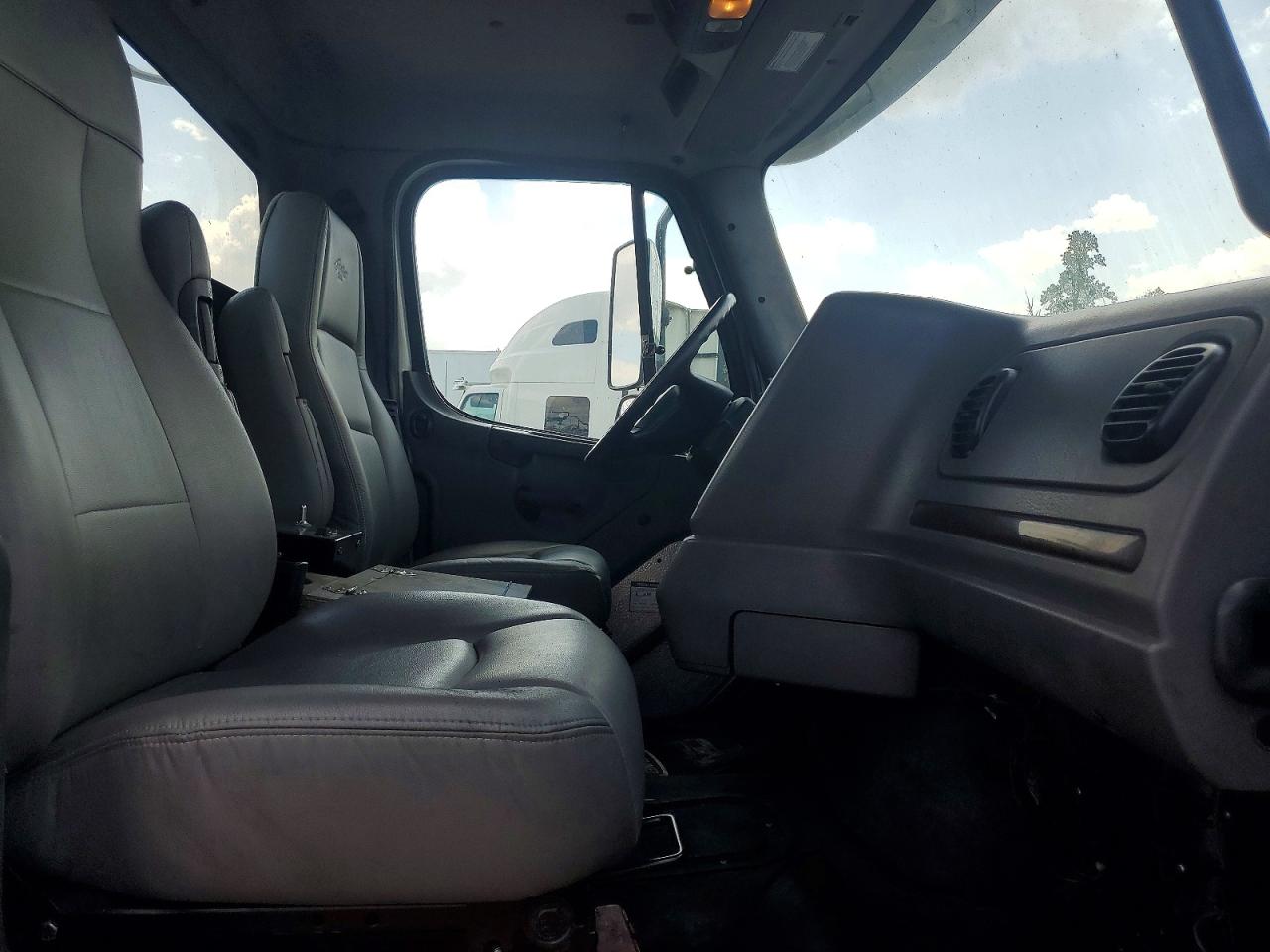 2022 FREIGHTLINER All other VIN 1FVJG3DV8NHNG1319 photo 5
