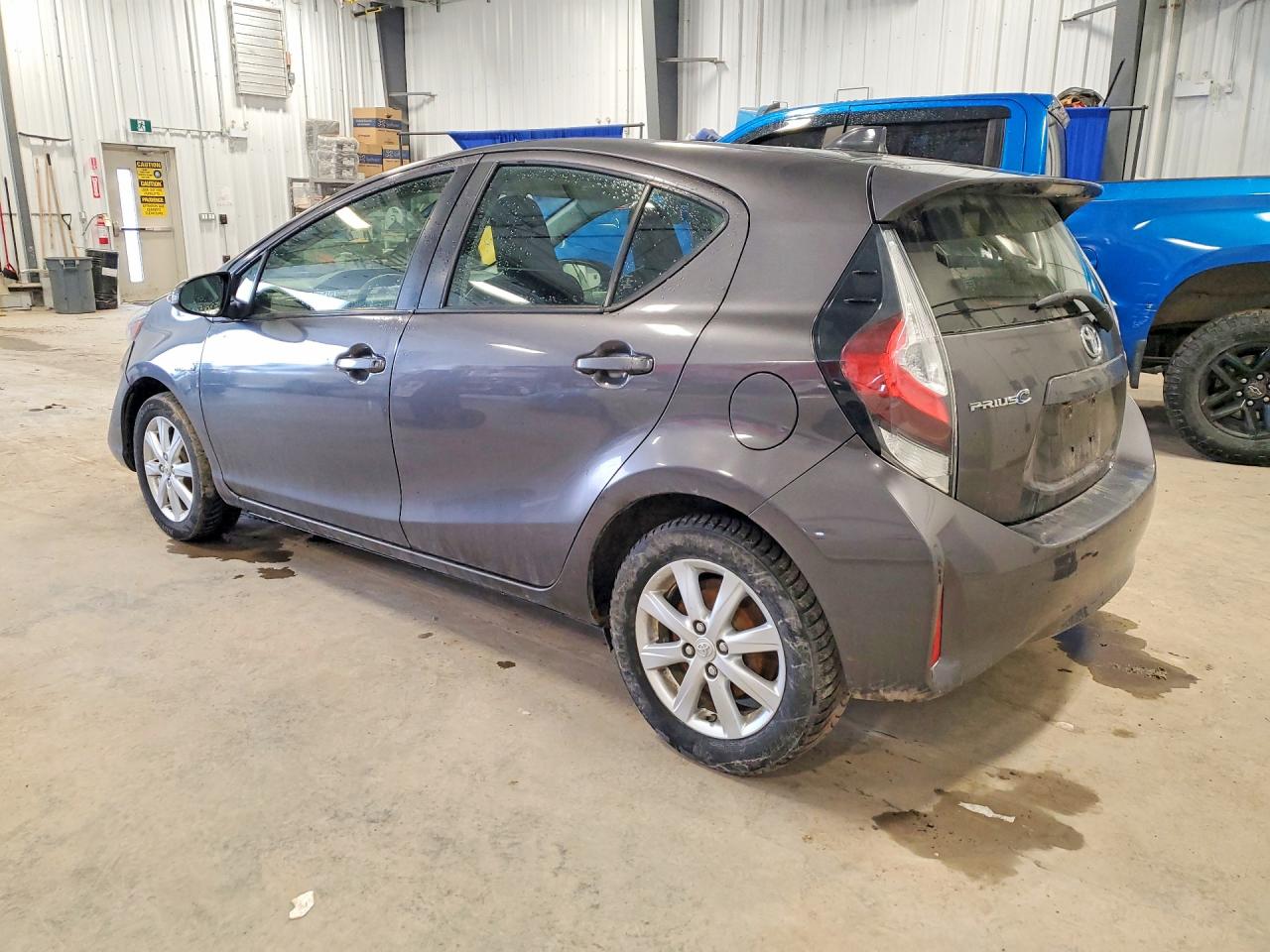2018 Toyota Prius c on VIN JTDKDTB33J1617880 photo 2