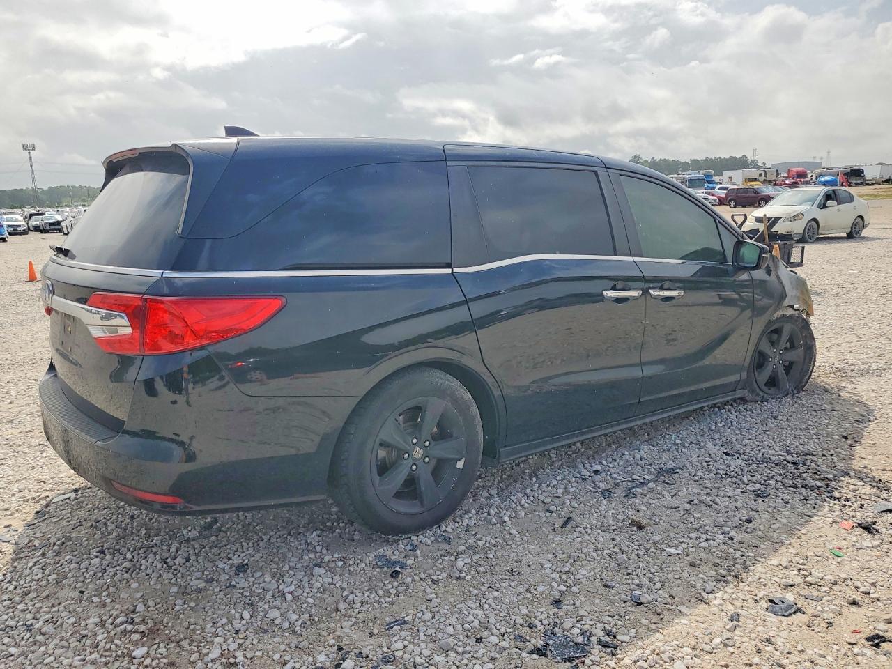 2018 Honda Odyssey VIN 5FNRL6H75JB006415 photo 3