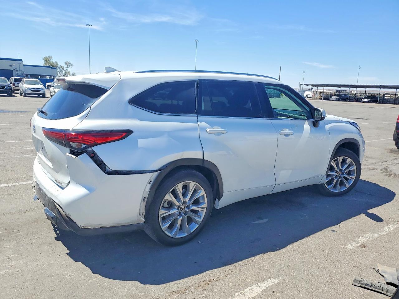 2022 Toyota Highlander VIN 5TDYZRAH2NS100834 photo 3