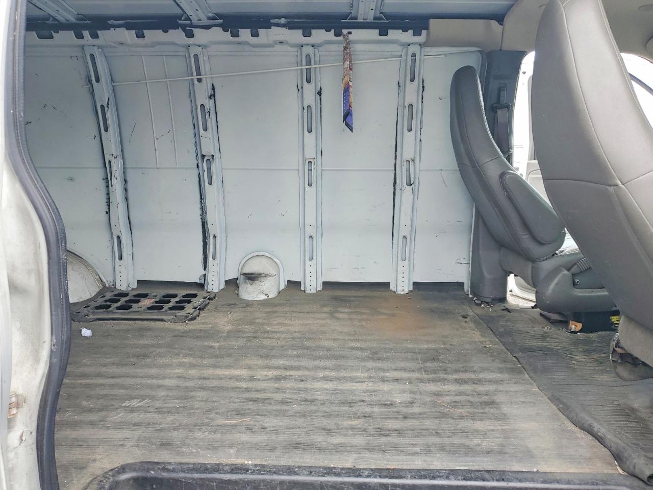 2018 CHEV Express VIN 1GCWGBFP6J1253924 photo 11