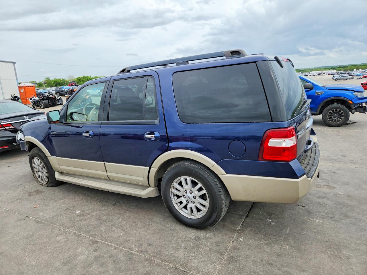 2010 Ford Expedition VIN 1FMJU1J57AEA99215 photo 2