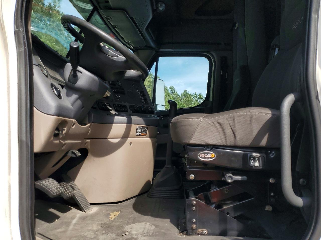 2011 FREIGHTLINER All other VIN 1FUJGLDR6BLAZ4649 photo 5