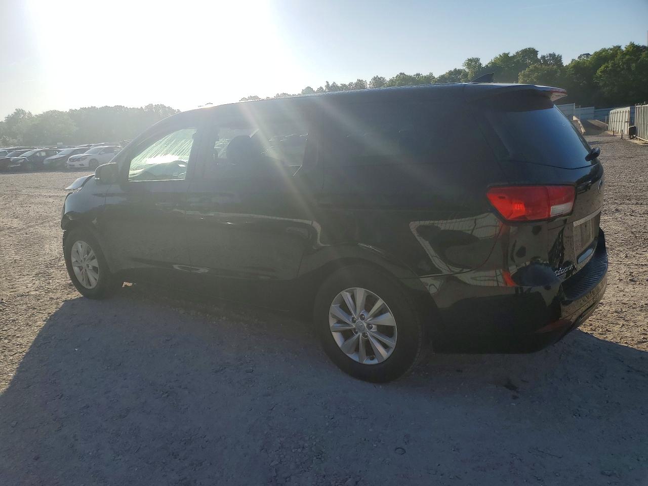 2018 Kia SEDONA VIN KNDMB5C17J6390526 photo 2