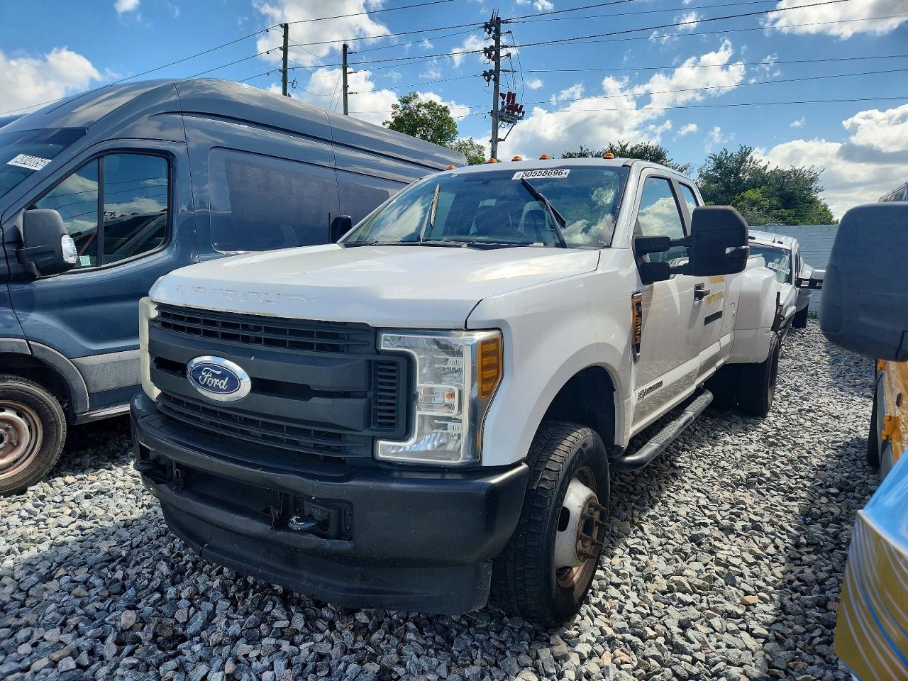 2019 Ford F350 VIN 1FT8X3DT0KEC36108 photo 2