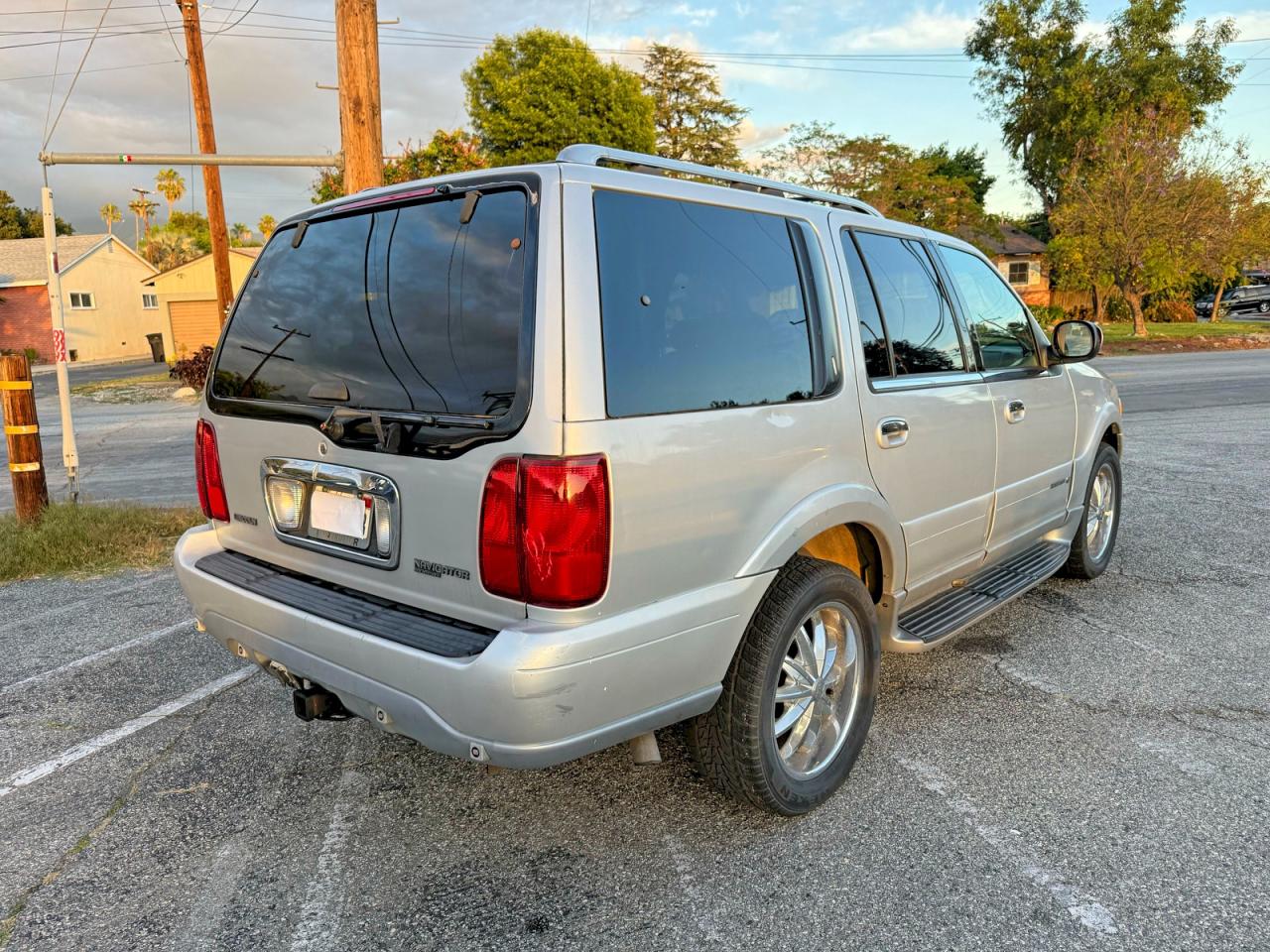 2000 LINCOLN Navigator VIN 5LMFU28A8YLJ24804 photo 4