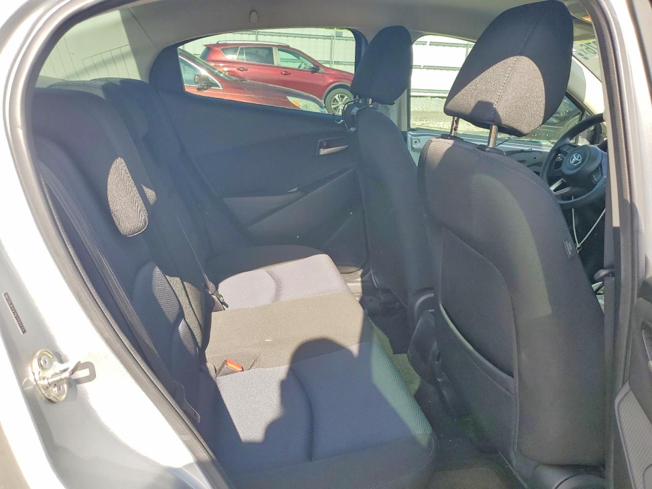 2019 Toyota Yaris VIN 3MYDLBYV7KY521733 photo 10