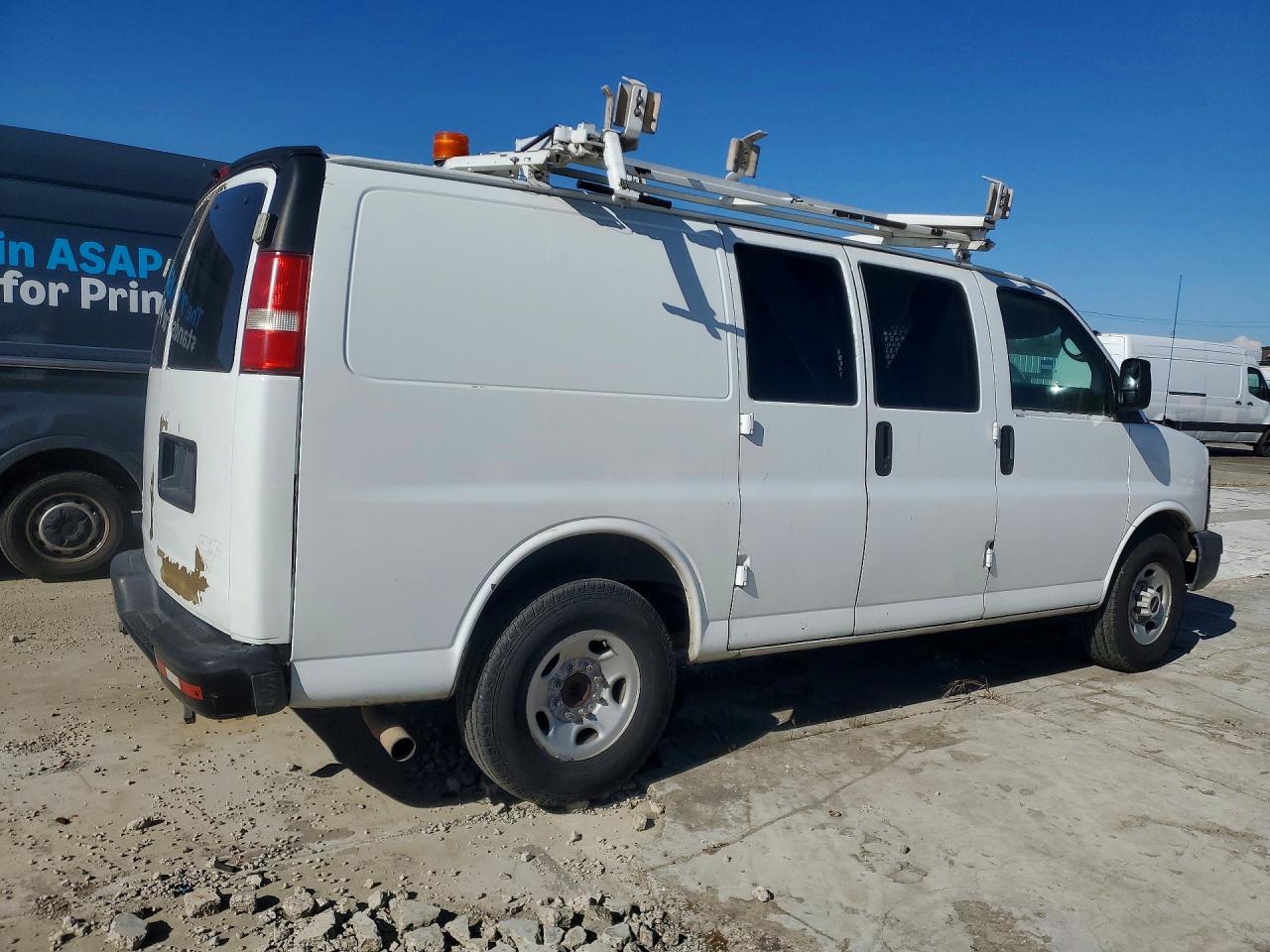 2008 GMC Savana VIN 1GTGG25CX81183132 photo 3