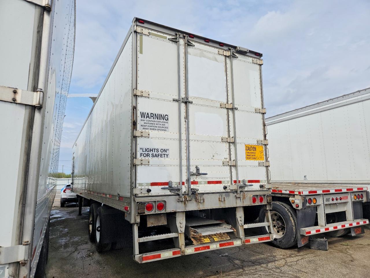 2015 UTILITY All models VIN 1UYVS2482FM409003 photo 3