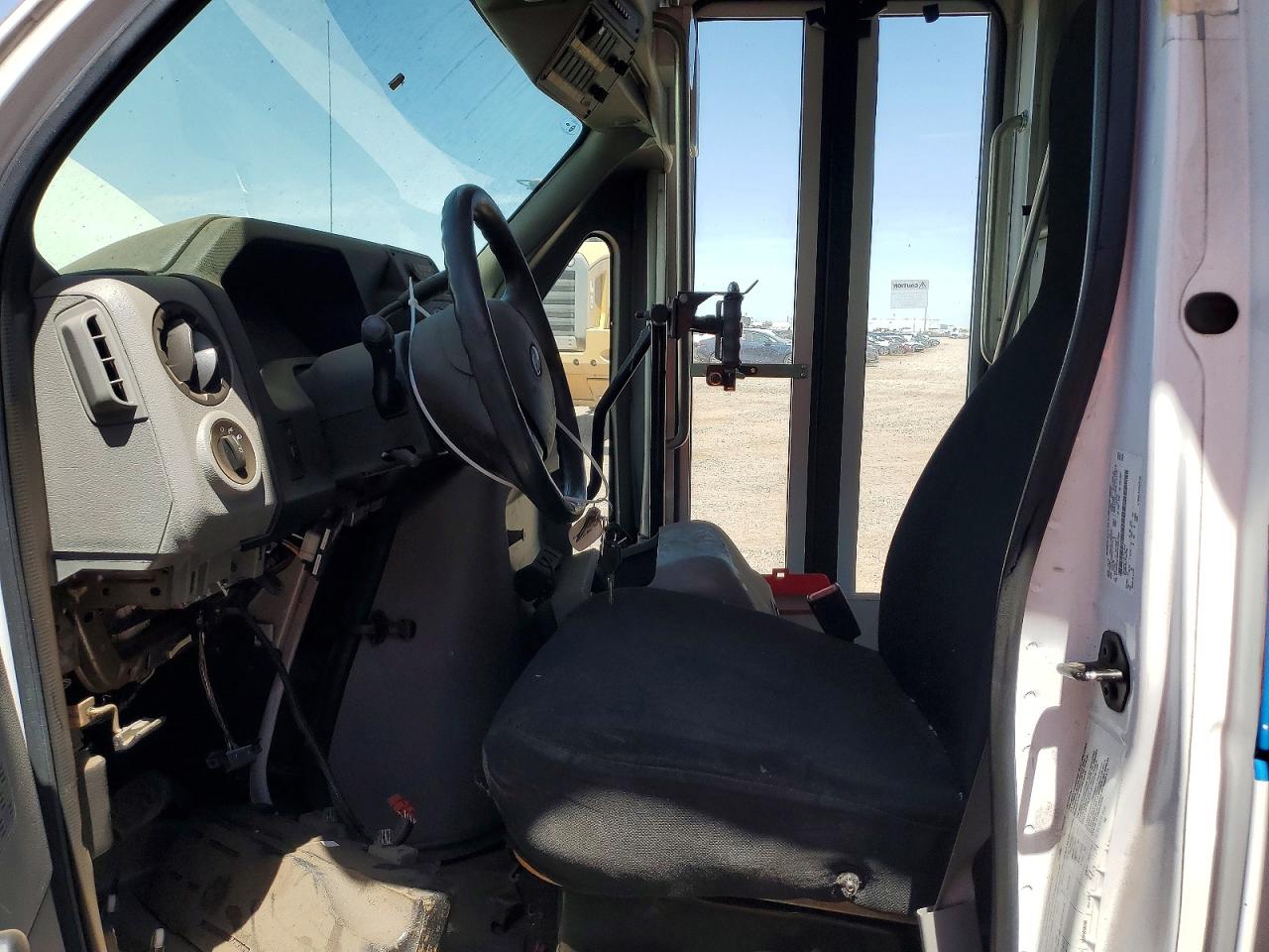 2017 Ford Econoline VIN 1FDFE4FS8HDC01494 photo 7