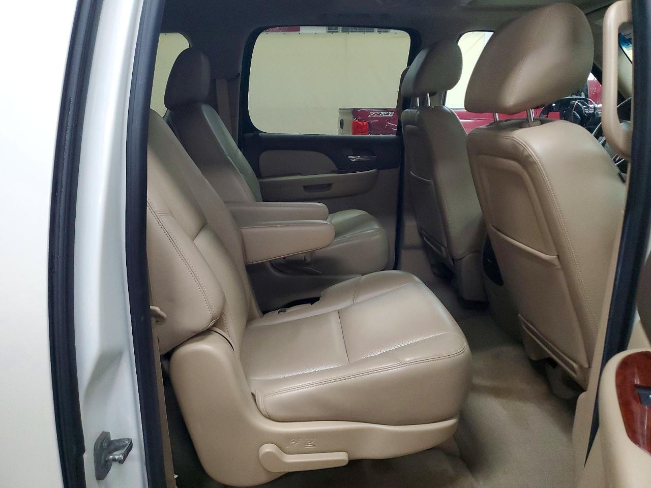 2014 Chevrolet Suburban VIN 1GNSKKE7XER164189 photo 11