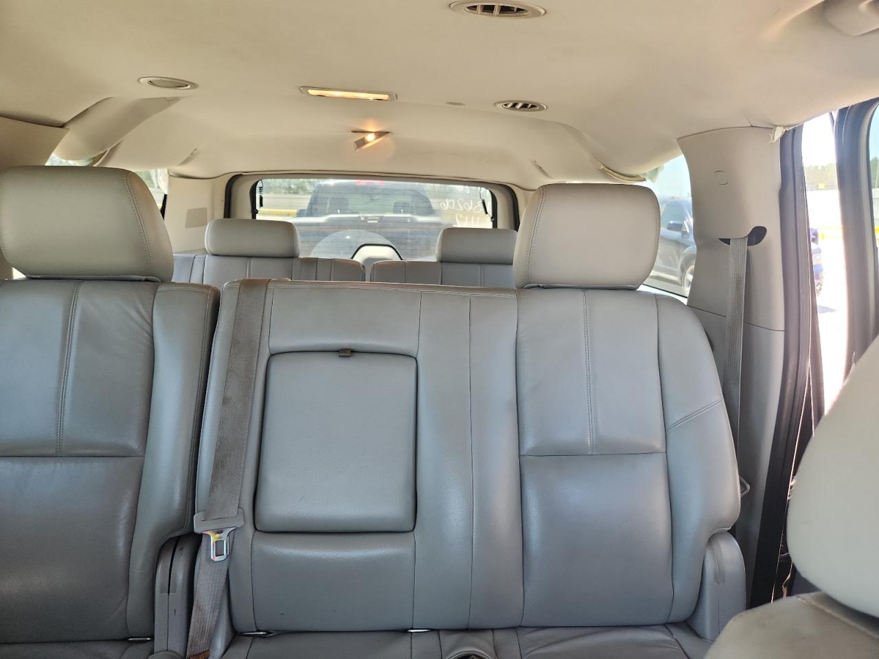 2011 Chevrolet Suburban VIN 1GNSCJE0XBR111112 photo 10
