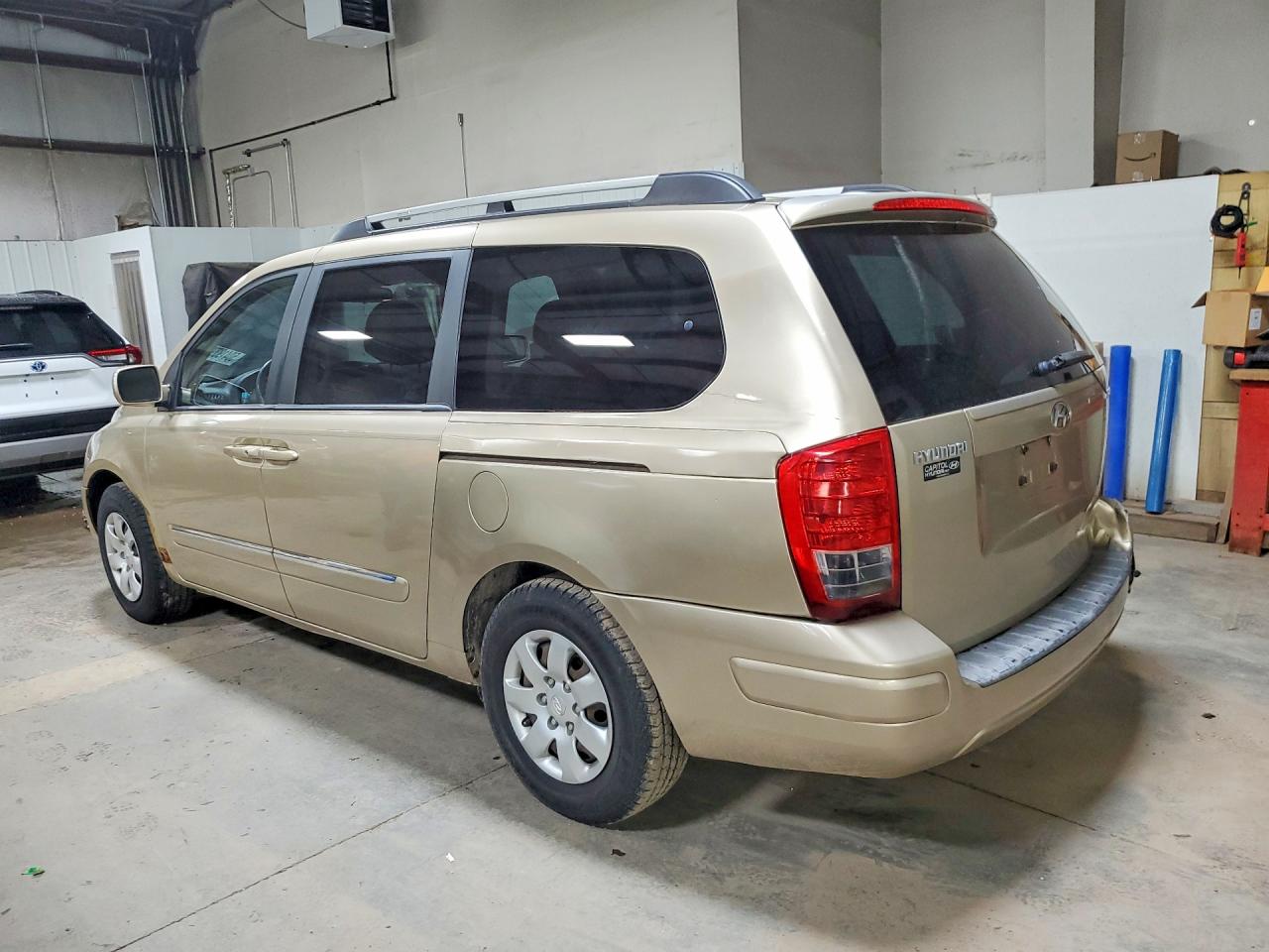 2008 Hyundai Entourage VIN KNDMC233086050092 photo 2