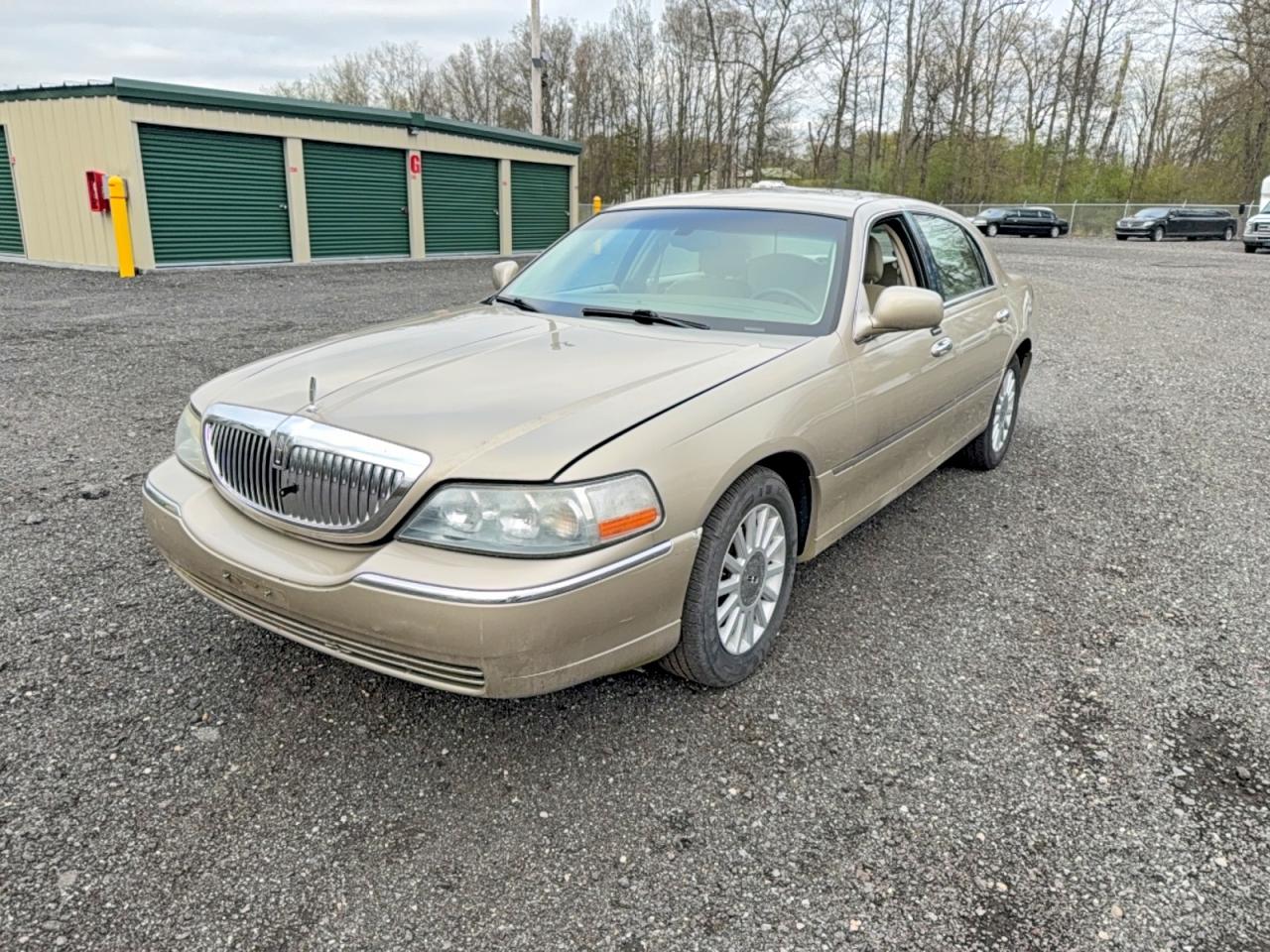 2005 Lincoln Towncar VIN 1LNHM81W35Y668923 photo 2