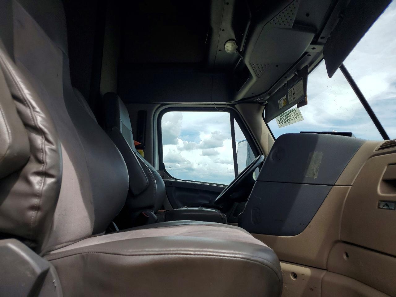 2017 FREIGHTLINER All other VIN 3AKJGLDR0HSHV1684 photo 5