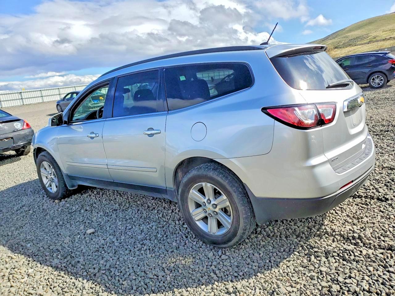 2014 Chevrolet Traverse VIN 1GNKVGKD3EJ290231 photo 2
