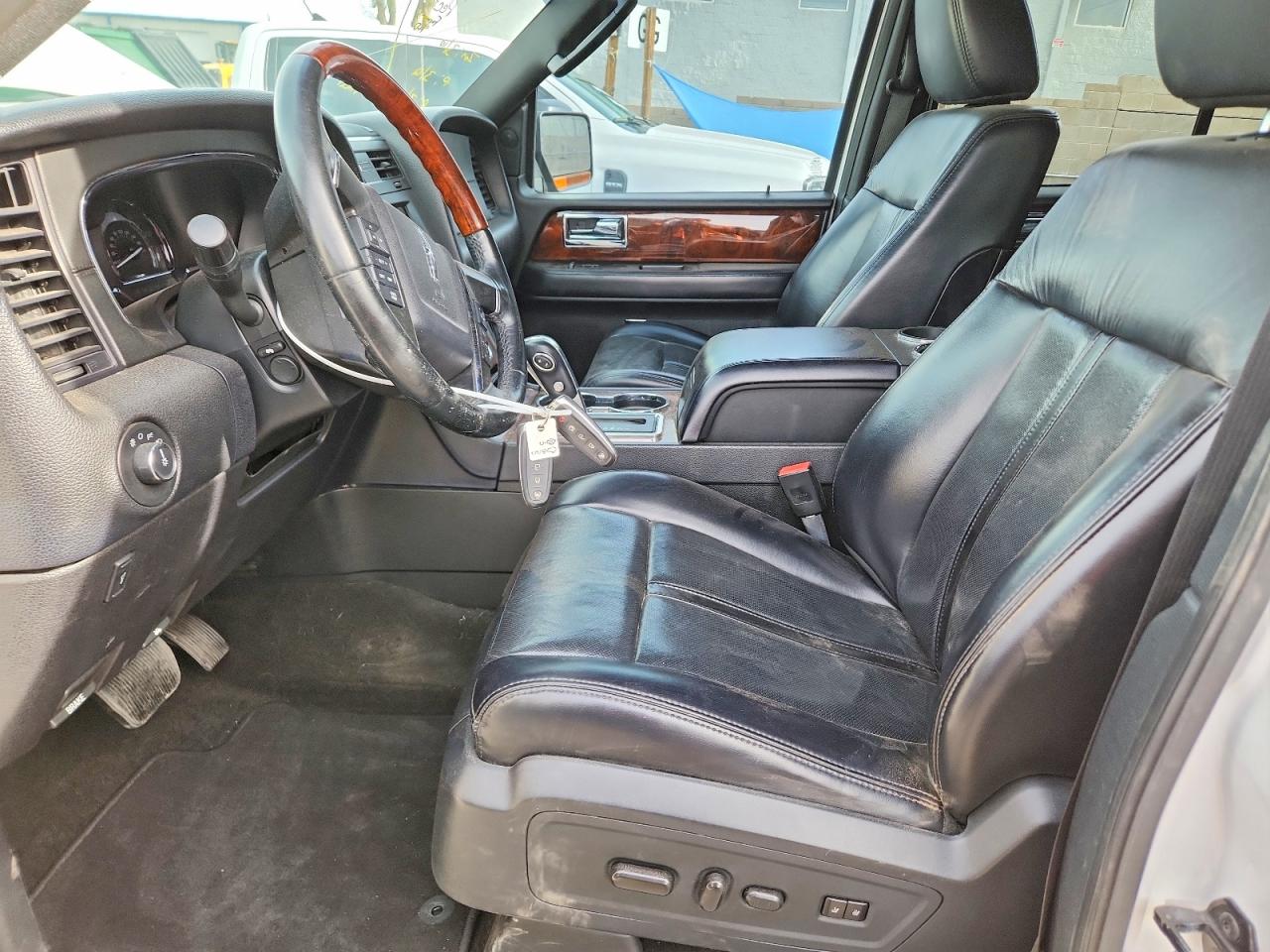 2017 Lincoln Navigator VIN 5LMJJ2JT5HEL12067 photo 7