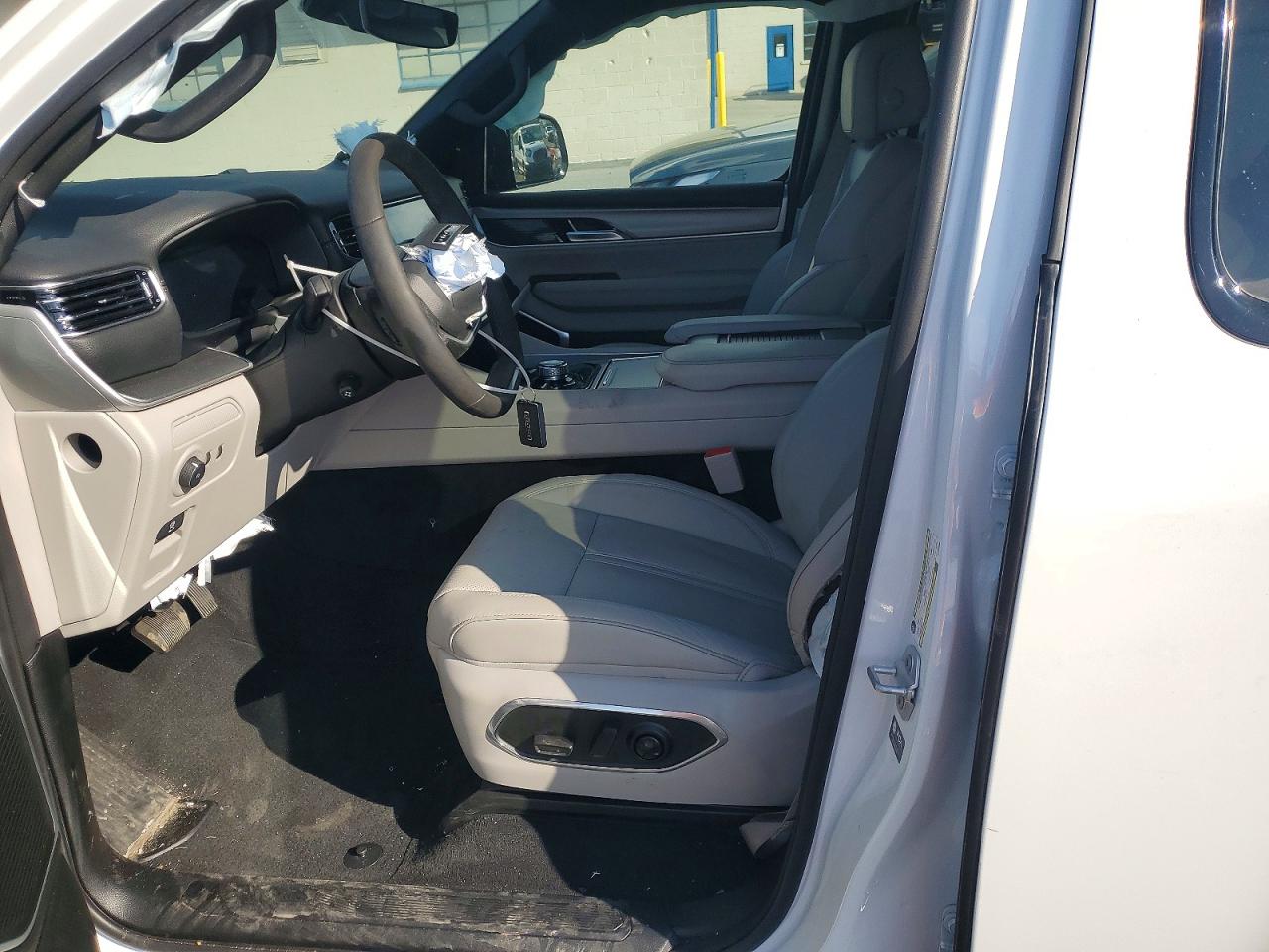 2025 Jeep Wagoneer VIN 1C4SJVBP6SS526590 photo 7