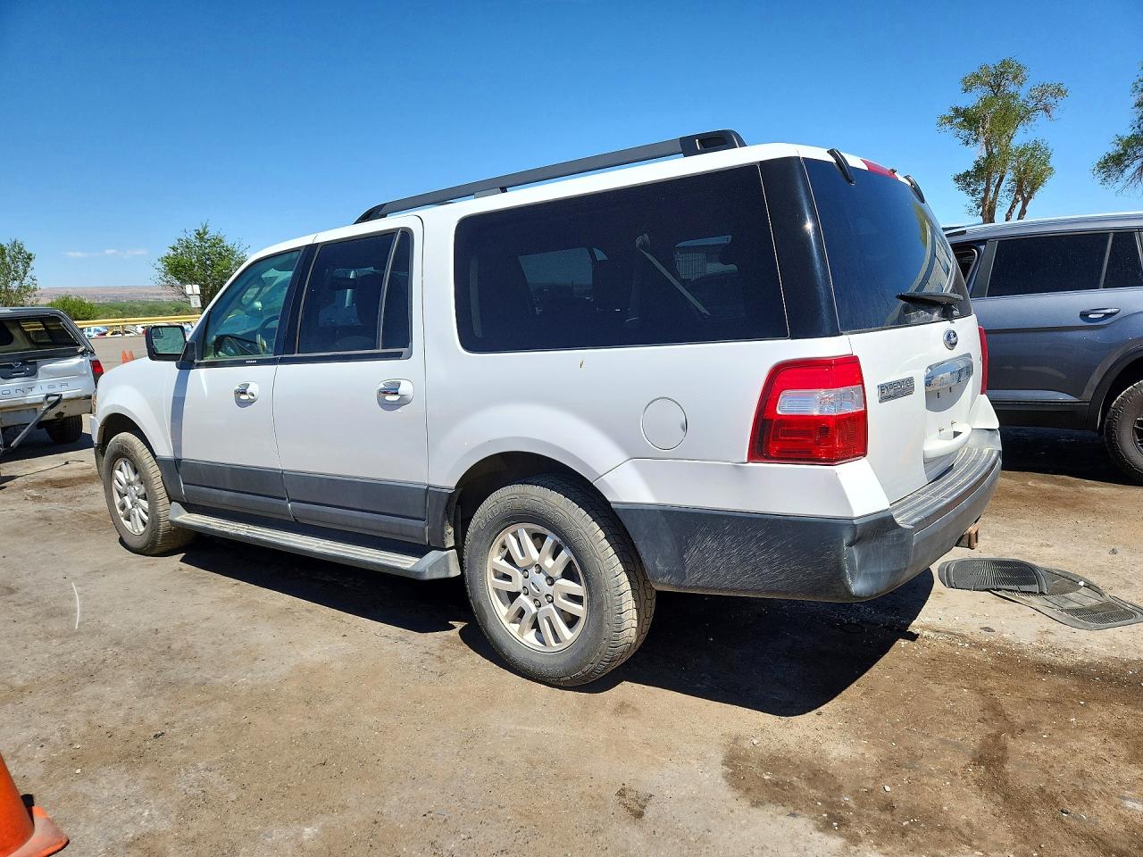 2014 Ford Expedition VIN 1FMJK1G57EEF52557 photo 2