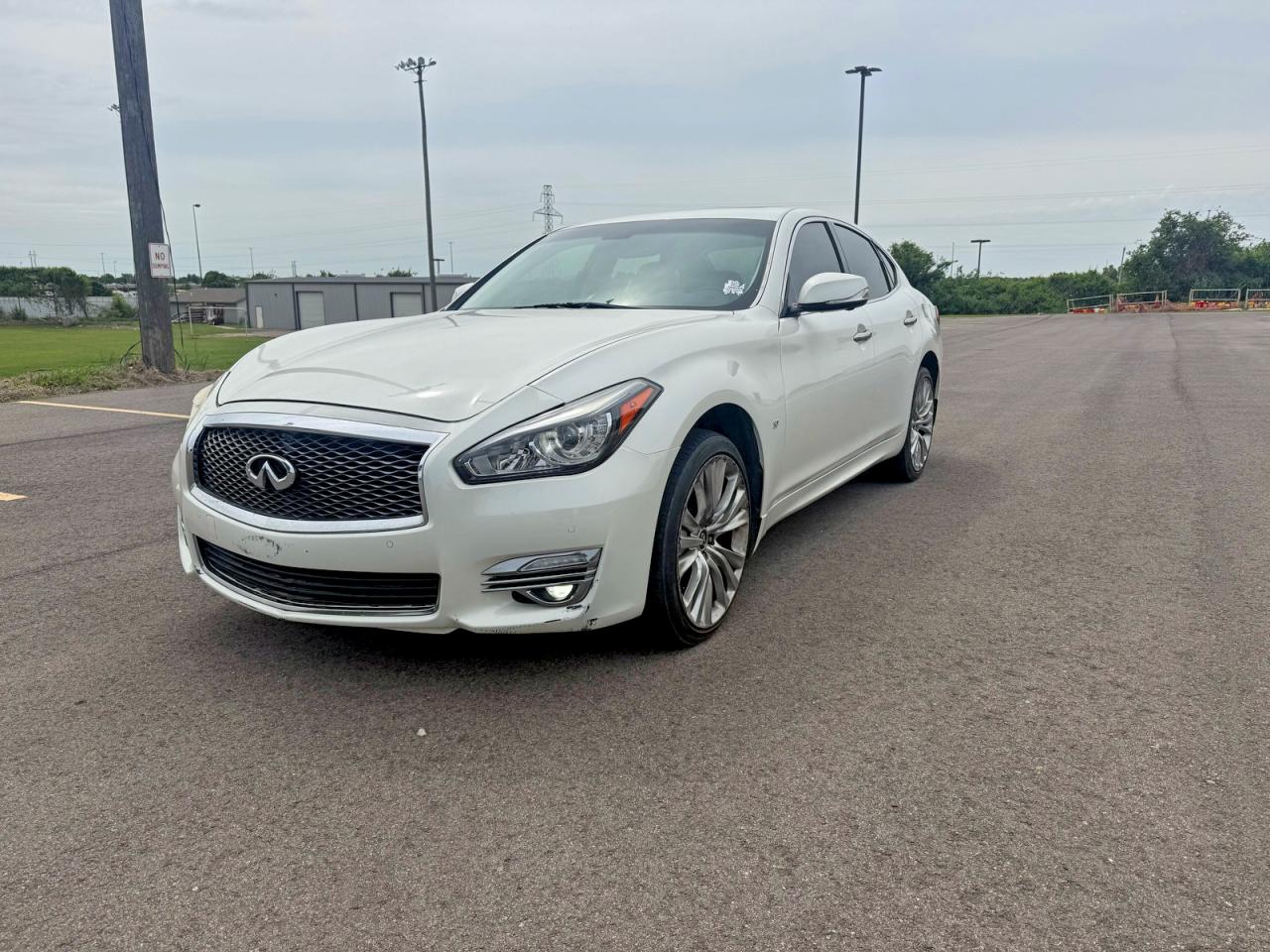 2018 Infiniti Q70 VIN JN1BY1AR2JM220919 photo 2