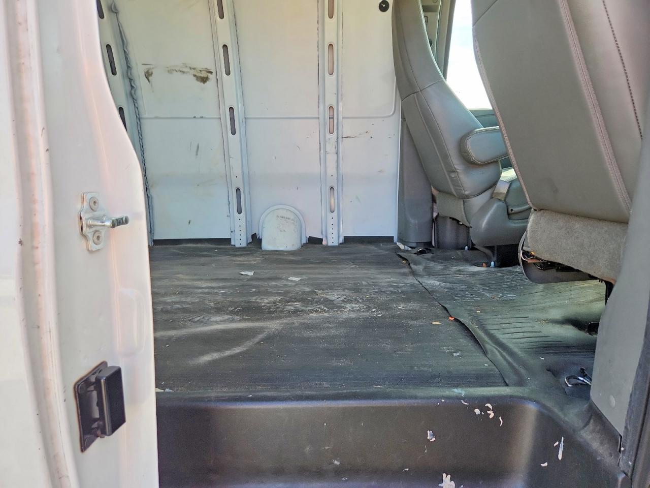 2019 GMC Savana VIN 1GTW7AFG7K1191042 photo 11