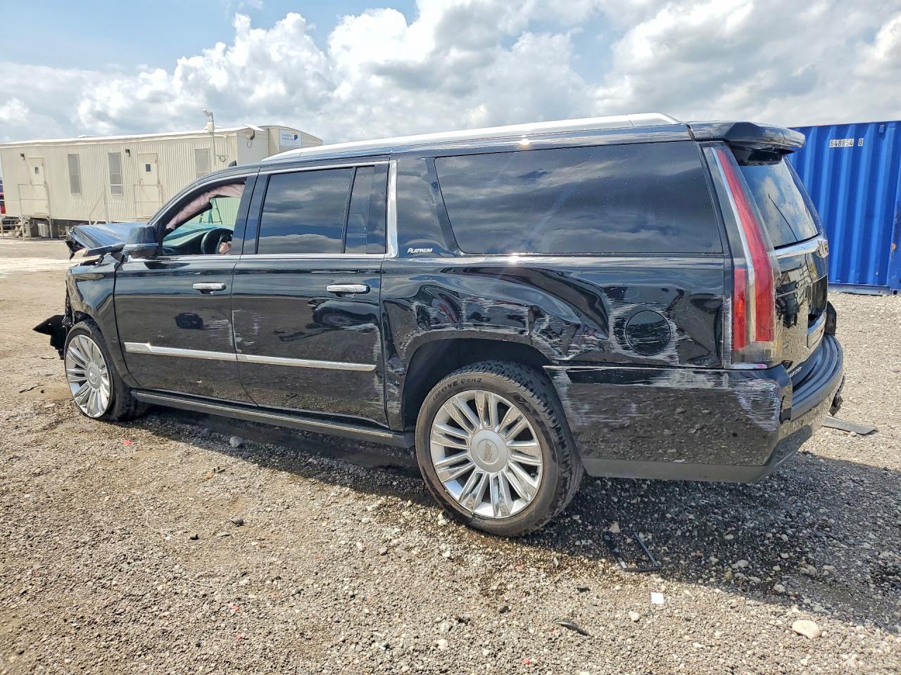 2018 Cadillac Escalade VIN 1GYS3KKJ4JR295693 photo 2