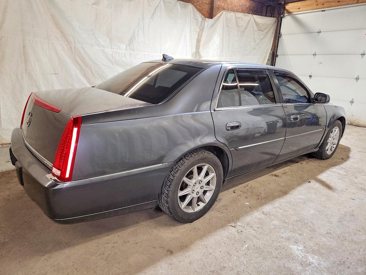 2010 Cadillac Dts VIN 1G6KD5EY2AU132831 photo 3