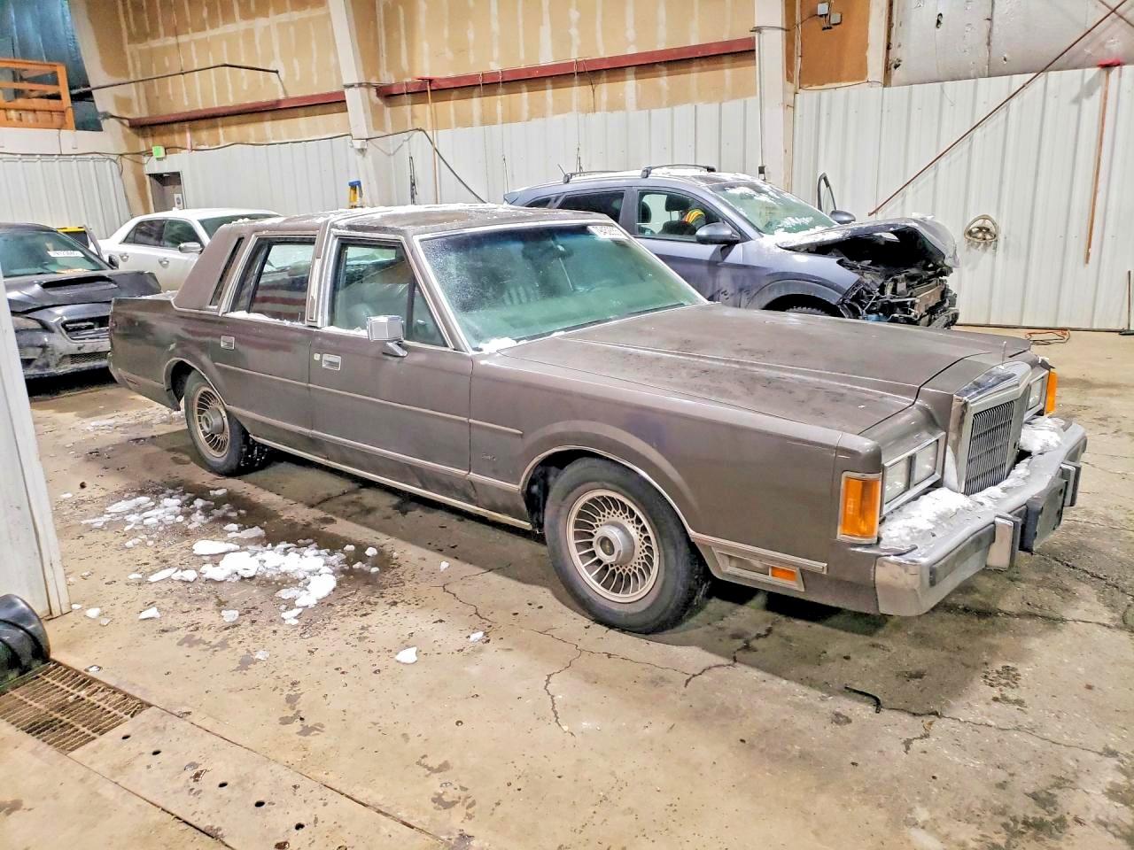 1989 LINCOLN Towncar VIN 1LNBM81F6KY799832 photo 4